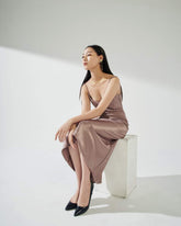 Robe midi en soie coupée en biais avec bretelles spaghetti réglables et décolleté bénitier doux